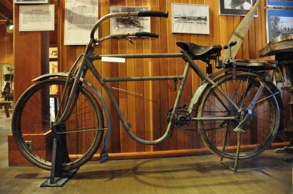 Bicicleta centenária, importante meio de transporte já no final do séc XIX em Dawson City, no Yukon Territory, noroeste do Canadá